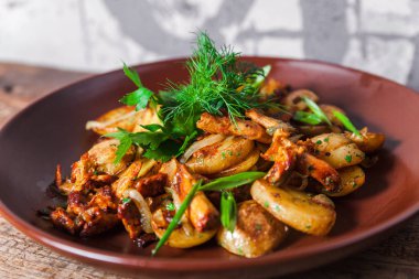 Patates mantar yeşillikleri ile