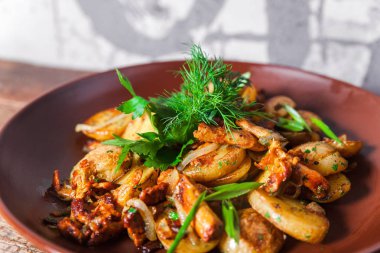 Patates mantar yeşillikleri ile