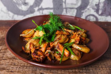 Patates mantar yeşillikleri ile