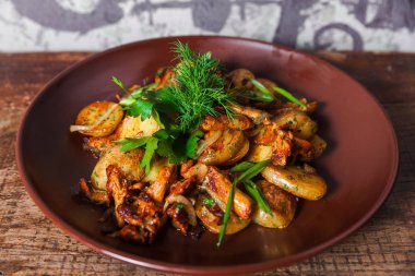 Patates mantar yeşillikleri ile