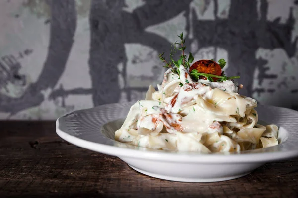 Makarna mantar kremalı sos ile