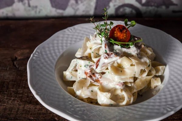 Makarna mantar kremalı sos ile