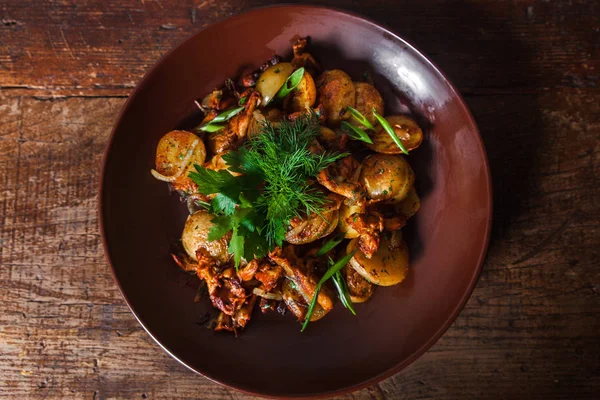 Patates mantar yeşillikleri ile