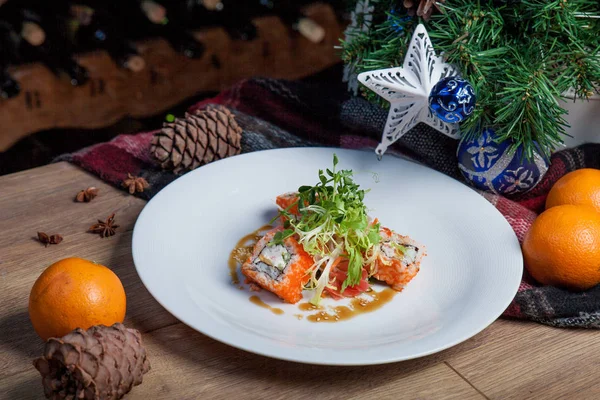 Kırmızı havyar ve Yeşiller, yılbaşı menüsü ile rulo