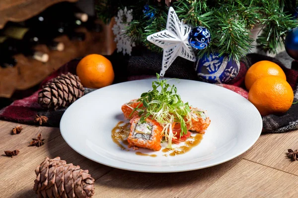 Kırmızı havyar ve Yeşiller, yılbaşı menüsü ile rulo