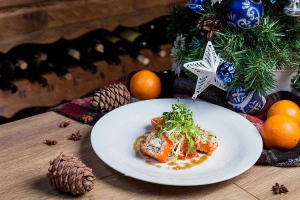 Kırmızı havyar ve Yeşiller, yılbaşı menüsü ile rulo