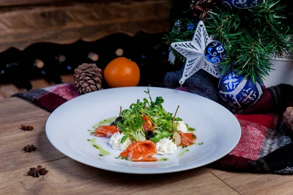  Yeşillikleri ile krem peynir ile hafifçe tuzlu alabalık, kırmızı balık