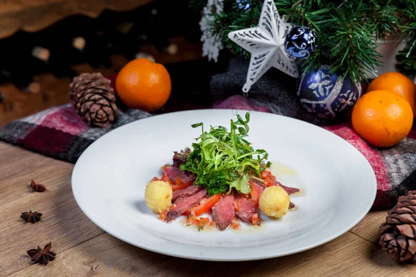 Dilimlenmiş et. soğuk haşlanmış domuz eti, kırmızı et, yılbaşı menüsü