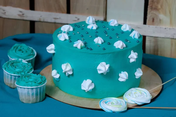 お祭りの結婚式のケーキ ターコイズ色 — ストック写真