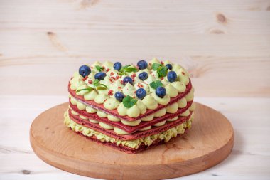 cak, fıstık krem kalp şeklinde