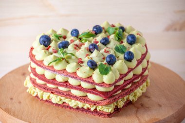 cak, fıstık krem kalp şeklinde