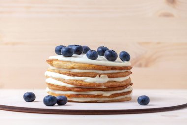 Cupcakes, ekşi krema kek yabani çilek ile