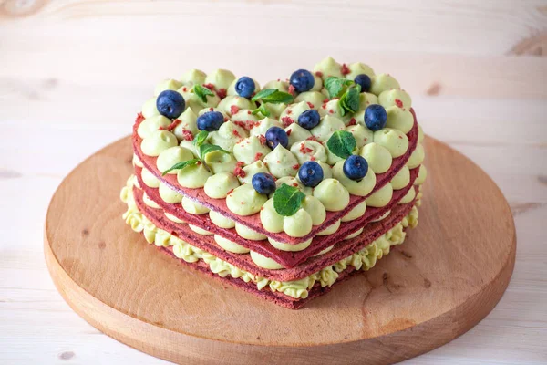 cak, fıstık krem kalp şeklinde