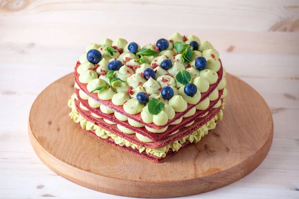 cak, fıstık krem kalp şeklinde