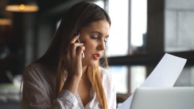 Evet ve belgeleri tartışırken güzel iş kadını