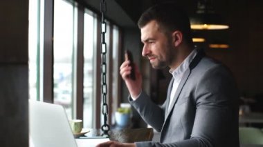 Modern Genç iş telefon görüşmesi sırasında kahve molası