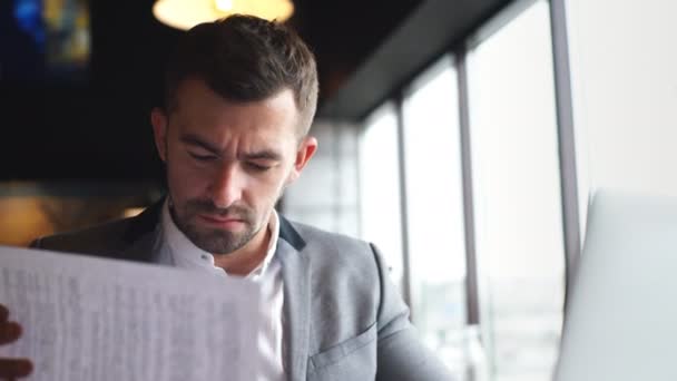 Geschäftsmann arbeitet, tippt im Büro auf Laptop-Computertastatur, Nahaufnahme — Stockvideo