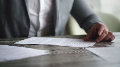 Cafe iş arkadaşı ile toplantı sırasında sözleşme imzalama işadamı