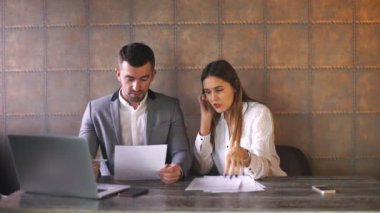 iş adamı ve iş bir kafede öğle yemeğinde tartışırken işkadını