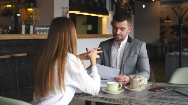 Arbetsgivaren ställa några särskilda frågor till en av unga sökande under intervju — Stockvideo