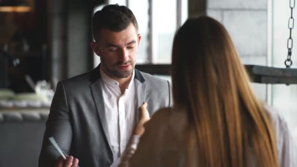 Mujer joven teniendo una entrevista de trabajo con un gerente corporativo en su oficina — Vídeos de Stock