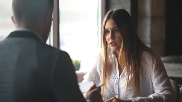 Empresaria entrevistando a solicitante de empleo masculino en la oficina — Vídeos de Stock