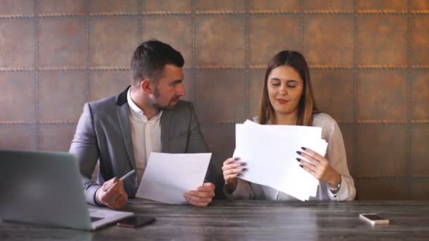 Hombre de negocios y mujer de negocios discutiendo el trabajo en el almuerzo en un café — Vídeos de Stock