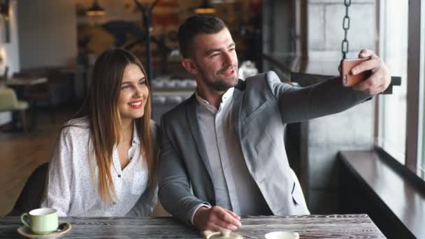 Teknoloji ve insan kavramı - mutlu çift alma selfie ile smartphone alışveriş merkezi veya Cafe — Stok video