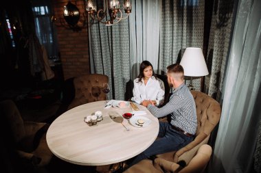 Arkadaşlık kavramı, bir restoranda şarap içmeye kaç