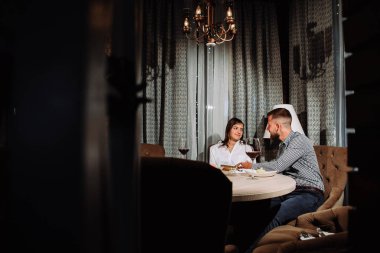 bir adam bir hediye kız arkadaşına bir tarihte bir restoranda verir