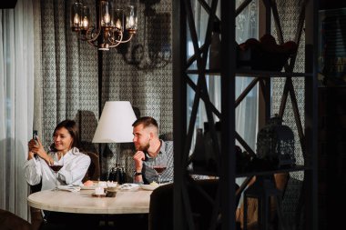 Mutlu genç çift alarak selfie kafede akıllı telefon ile