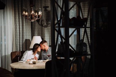 Tatil zamanında tadını restoranda genç çift