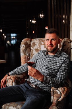 bir tarih için bekleyen bir adam