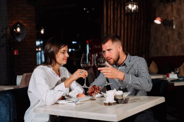 Sevgililer günü kutlama romantik Tarih içki bardak kırmızı şarap Restoran, genç mutlu çift
