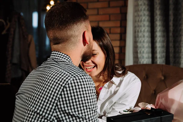 Пара ужинов в ресторане мужчина целует женщину — стоковое фото