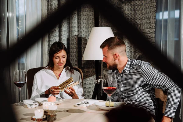 젊은 명랑 한 남자와 여 자가 데이트와 함께 카페에서에서 시간을 보내는. — 스톡 사진