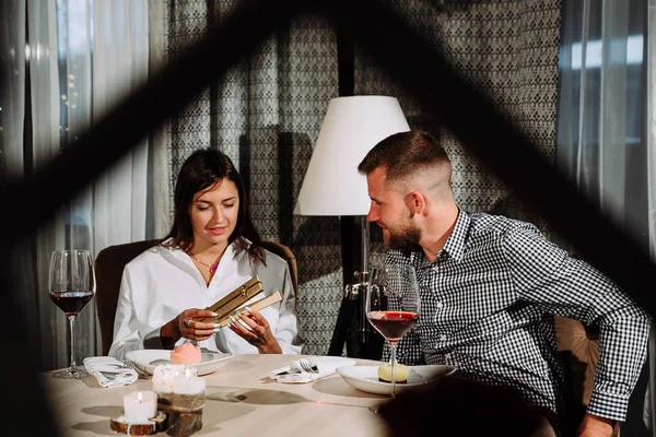 Giovane allegro uomo e donna incontri e trascorrere del tempo insieme in caffè . — Foto Stock