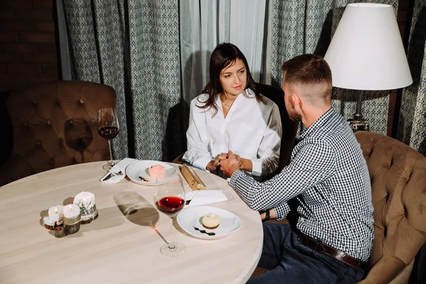 Флирт в кафе. Прекрасная любящая пара, сидящая в кафе, наслаждаясь вином и беседой — стоковое фото