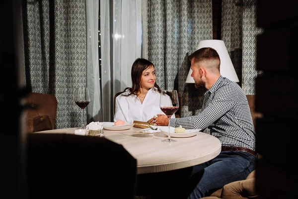 Флирт в кафе. Красивая любящая пара, сидящая в кафе, наслаждаясь вином и беседой. Любовь и романтика . — стоковое фото