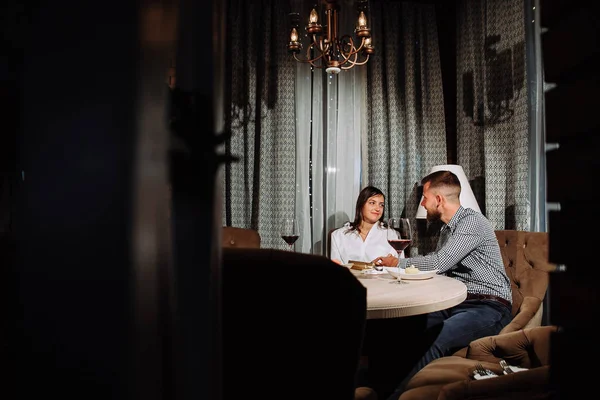 bir adam bir hediye kız arkadaşına bir tarihte bir restoranda verir