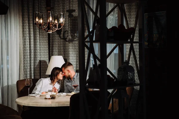 Tatil zamanında tadını restoranda genç çift