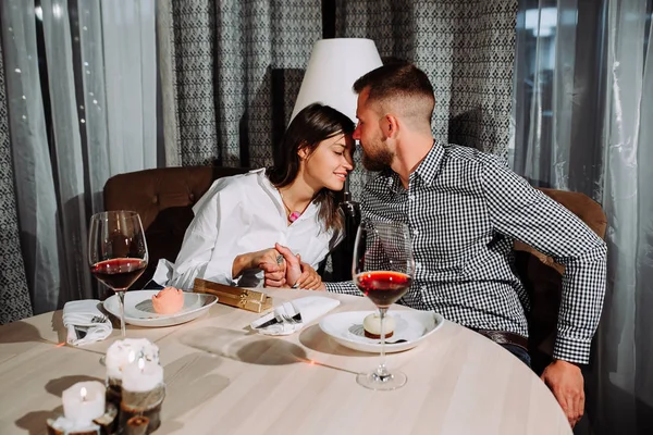 Un couple dîne dans un restaurant un homme embrasse une femme — Photo