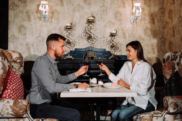 Романтические отношения - пара с бокалами вина знакомства и тосты в ресторане — стоковое фото