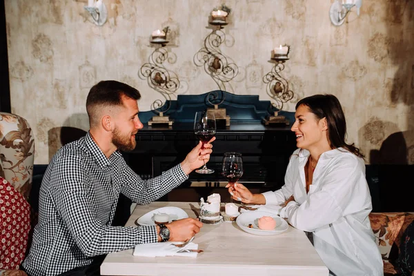Романтическая пара пьет красное вино и празднует годовщину или День Святого Валентина . — стоковое фото