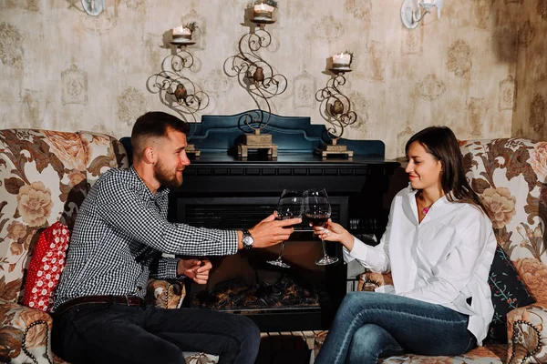 Kırmızı şarap içme ve yıldönümü veya Sevgililer günü kutlama romantik çift.