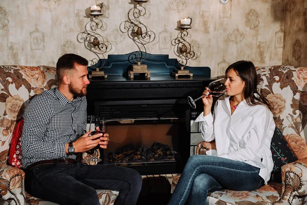 Молодая пара флиртует в ресторане и пьет вино — стоковое фото