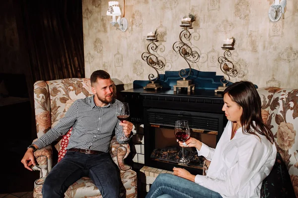 lüks bir restoranda oturan ve konuşmak güzel Çift