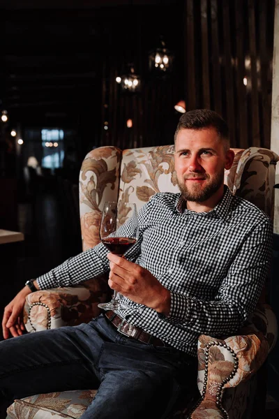 bir tarih için bekleyen bir adam