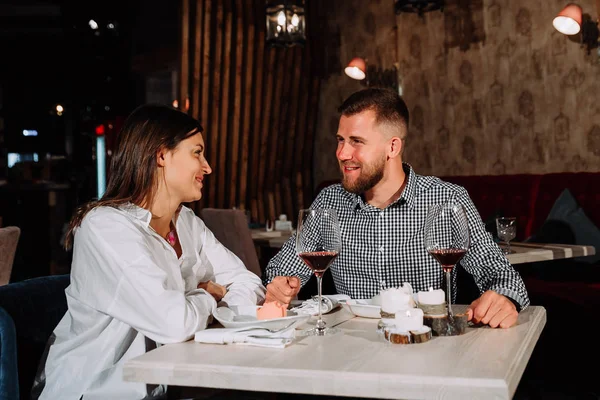 Bild eines romantischen Paares beim Dating im Restaurant — Stockfoto