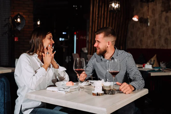 Image de couple romantique datant dans le restaurant — Photo